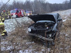 Read more about the article Volkswagen zjechał z drogi. Kierowca w szpitalu