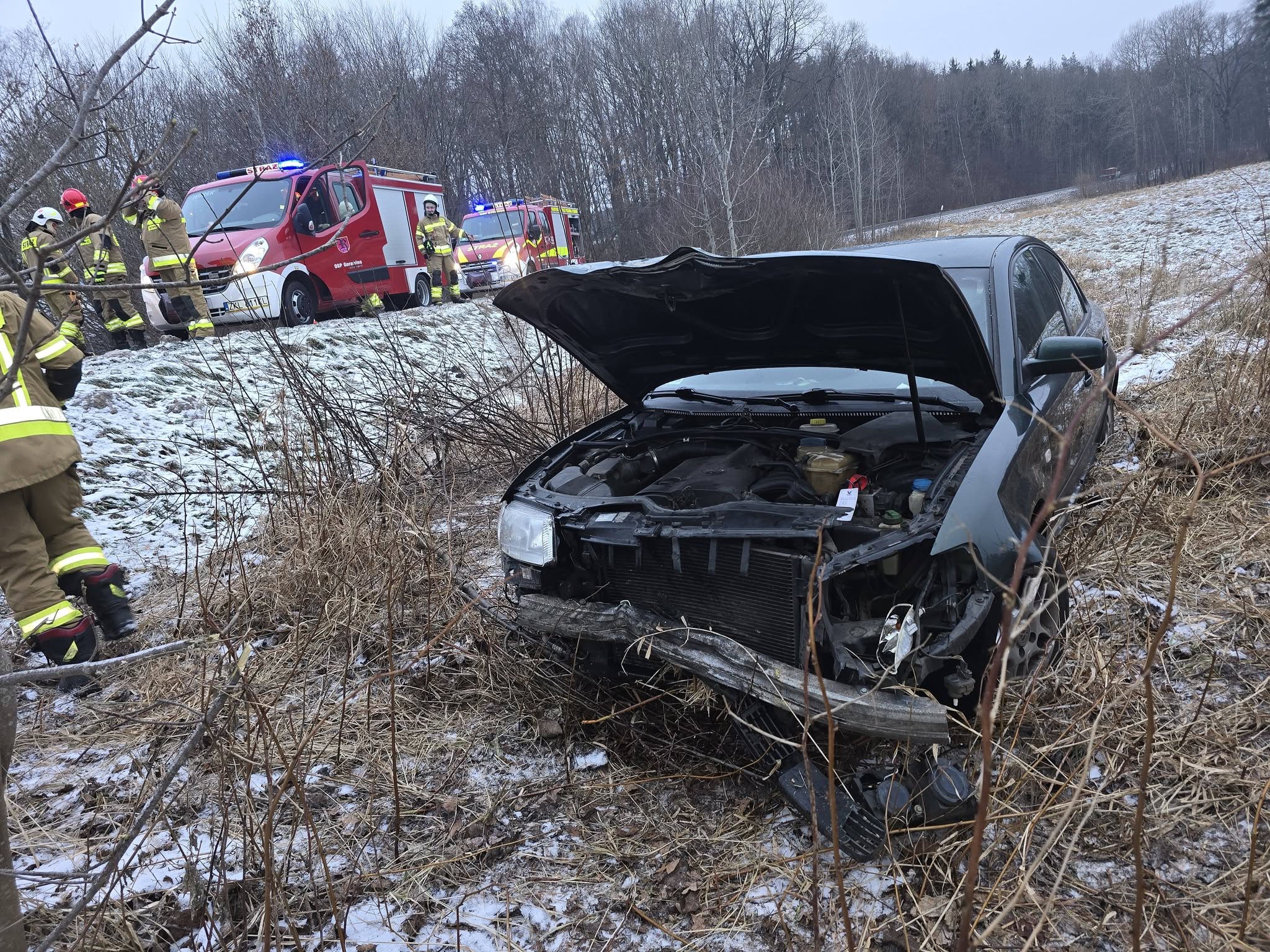 You are currently viewing Volkswagen zjechał z drogi. Kierowca w szpitalu