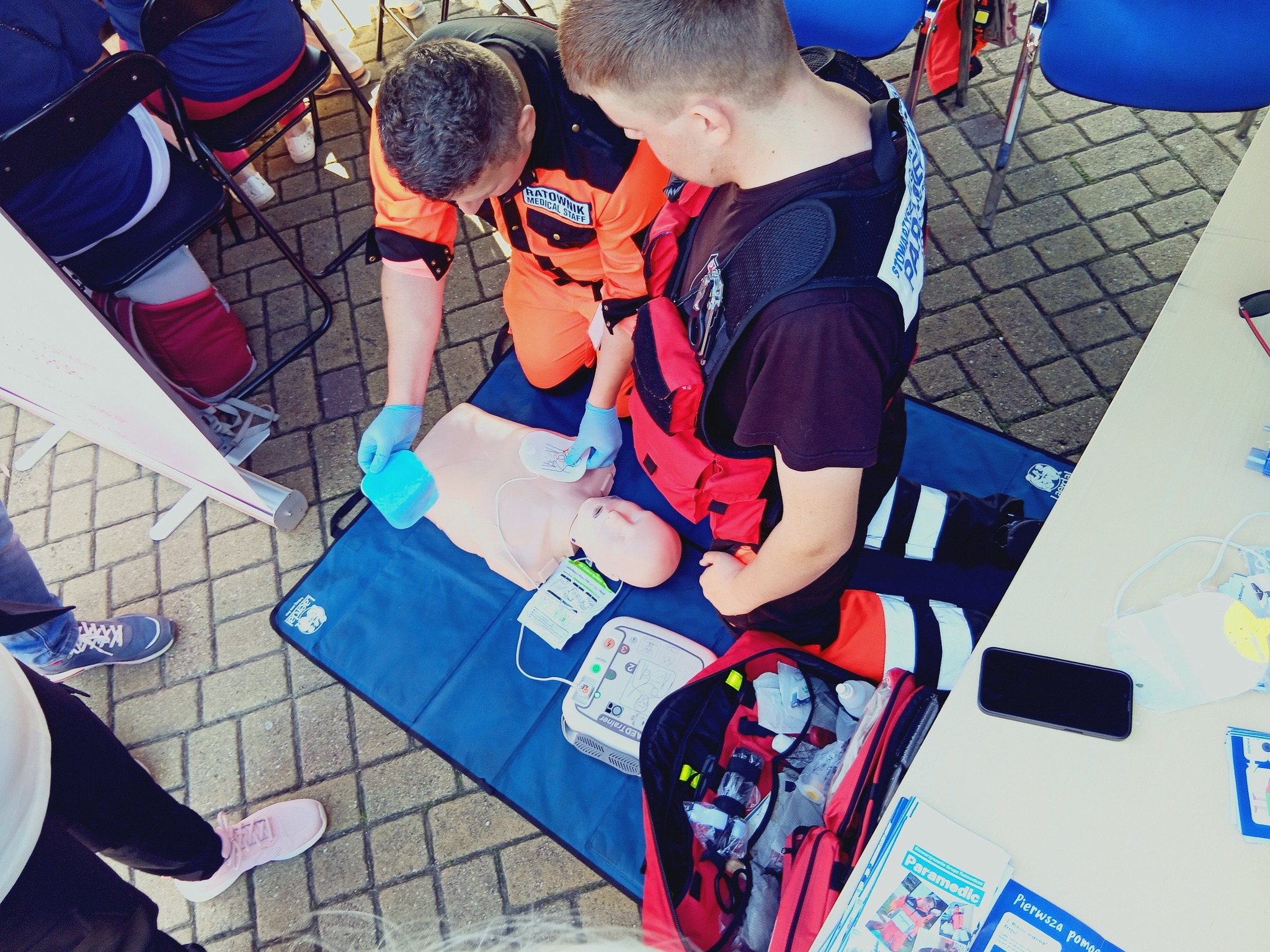 You are currently viewing Umowa na dostawę i montaż 28 defibrylatorów podpisana