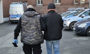 Read more about the article Organizował grę w „trzy kubki”. Nie wiedział, że obserwują go policjanci