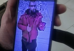 Read more about the article Chodził po osiedlu trzymając w rękach noże. Policja zatrzymała 38-latka