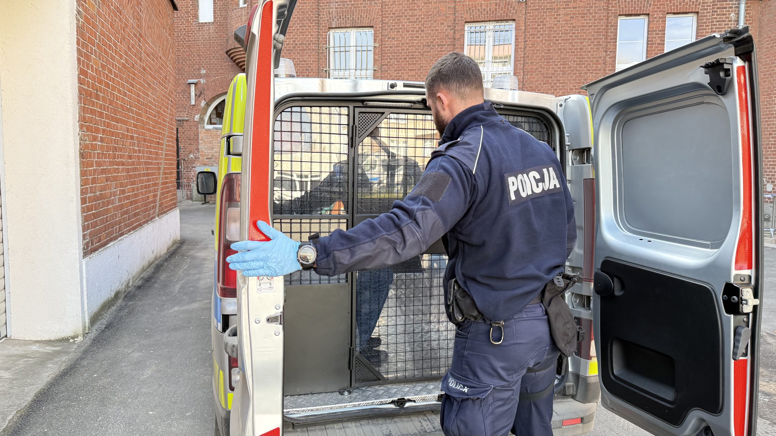 You are currently viewing KRONIKA POLICYJNA: nietrzeźwi kierowcy, poszukiwani i chuligańskie wybryki