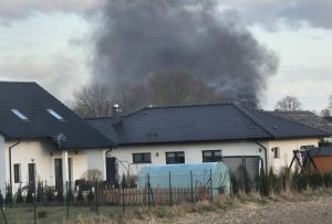 Read more about the article Pożar na terenie firmy transportowej. Dym był widoczny z daleka