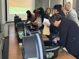 Read more about the article BEZPIECZEŃSTWO: 10 defibrylatorów trafiło do powiatowych instytucji