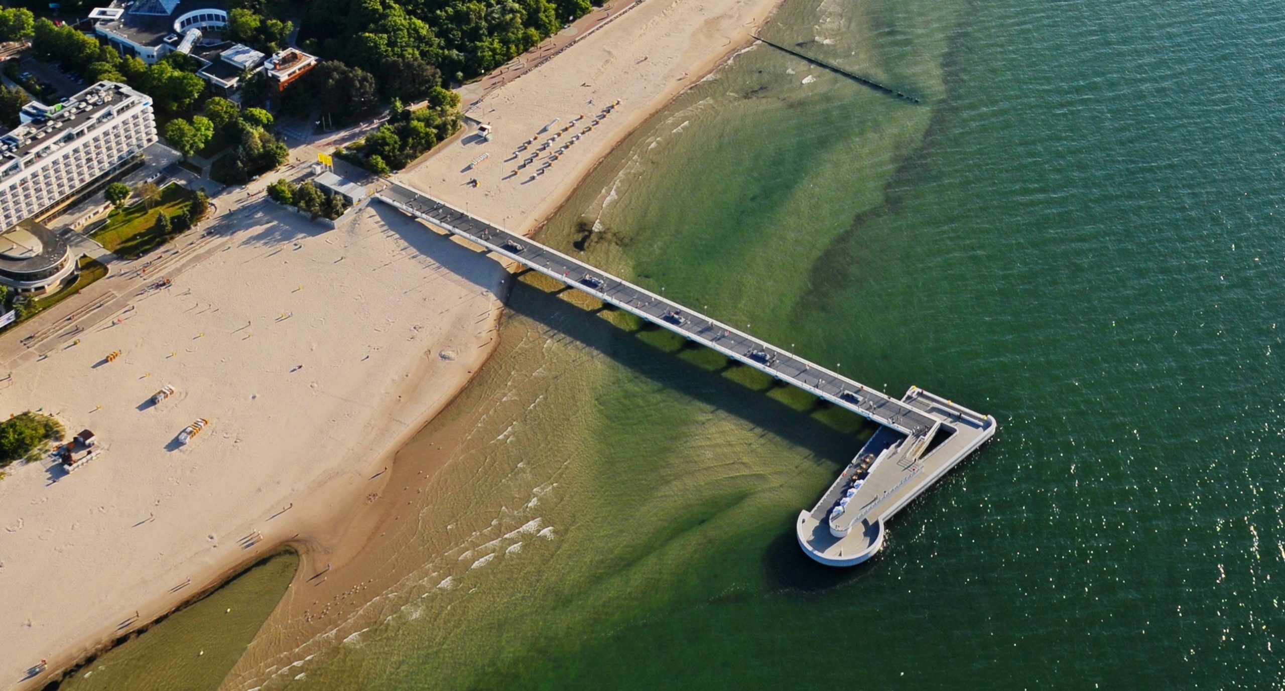 You are currently viewing Wstęp na kołobrzeskie molo dla turystów dużo tańszy. Jest jeden warunek