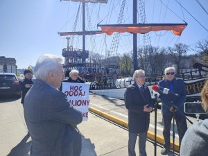 Poseł PiS Czesław Hoc zaniepokojony o PŻB. W tle transparent „oddaj miliony za stępkę”