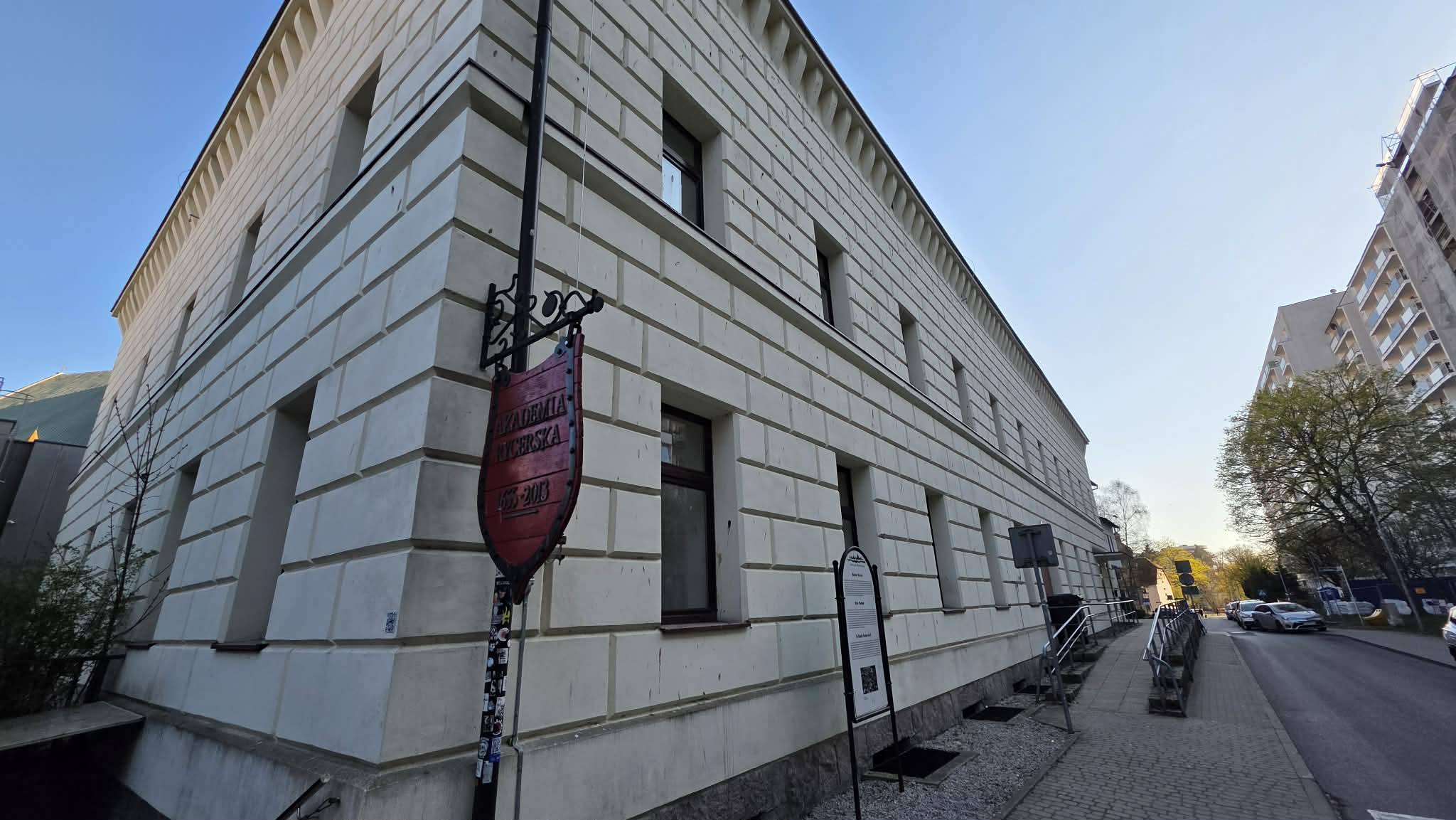 You are currently viewing Sala sportowa przy Wąskiej otrzymała dziś patrona