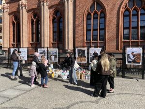 Zbiórka karmy ku pamięci Łukasza Litewki pod kołobrzeskim ratuszem