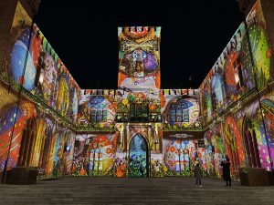 Read more about the article 12 kwietnia, pokaz mappingu na fasadzie ratusza