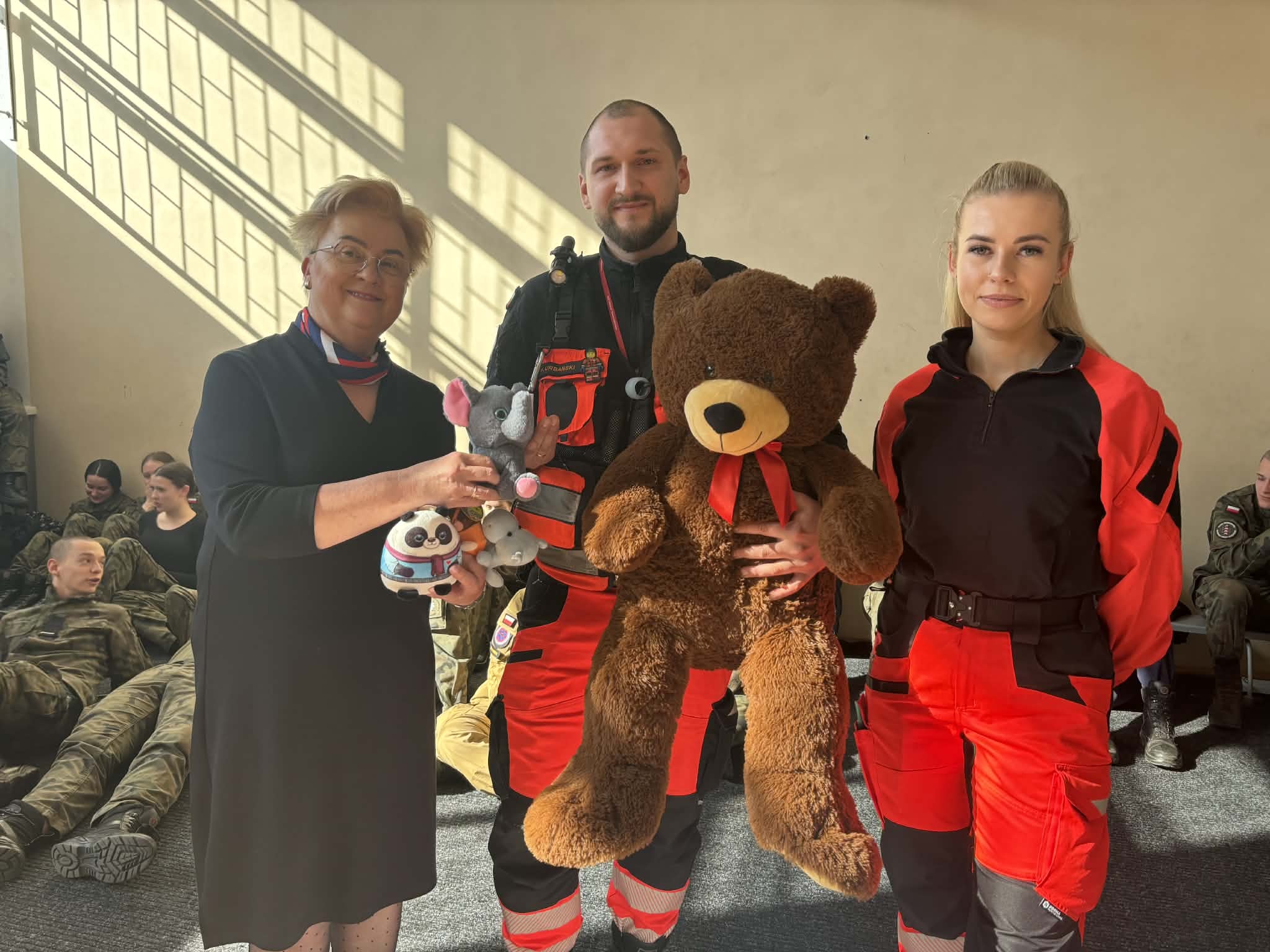 You are currently viewing „Rataj” z Gościna przekazał pluszaki dla najmłodszych pacjentów karetek