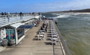 Read more about the article Kołobrzeg na święta wielkanocne. Molo, deptak i restauracje pełne (WIDEO)