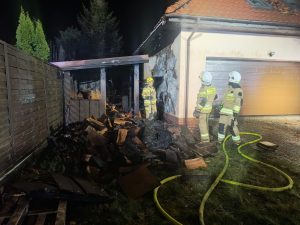 Pożar w Budzistowie. Ogień z budynku gospodarczego przeniósł się na dom