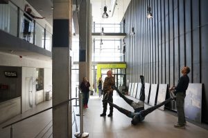 Rzeźby balansujące w trzech różnych miejscach. Jutro wernisaż