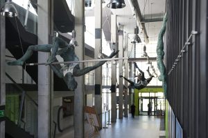 Rzeźby balansujące Jerzego Kędziory w Regionalnym Centrum Kultury