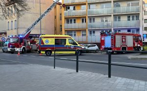 Read more about the article Strażacy, policja i karetka pod blokiem. Zaniepokojeni bliscy wezwali pomoc.