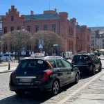 taksówka czeka na klientów w centrum Kołobrzegu