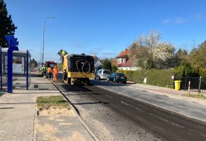 Trwa frezowanie Starynowskiej. Przejazd jednym pasem jezdni