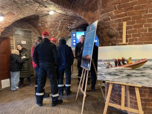 Read more about the article Ratują życie ludzi na morzu. W latarni morskiej ruszyła wystawa poświęcona ich pracy