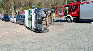 Read more about the article Wypadek w Nieżynie. Bus na boku, w osobówce dzieci