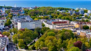 Kołobrzeg przyciąga tłumy, ale zagranicznych gości było mniej. Turystyka w 2025 roku pod lupą