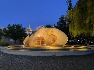 Fontanna na Skwerze Pionierów jednak ruszyła. To jej ostatni sezon w obecnym wydaniu