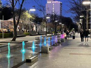 Działają już miejskie fontanny. Jedna szczególnie przyciąga uwagę