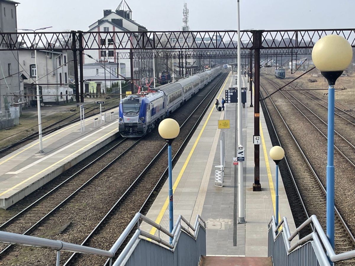 dworzec pkp w Kołobrzegu i pociąg