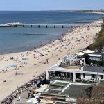 plaża w Kołobrzegu i wypoczywający nad morzem ludzie