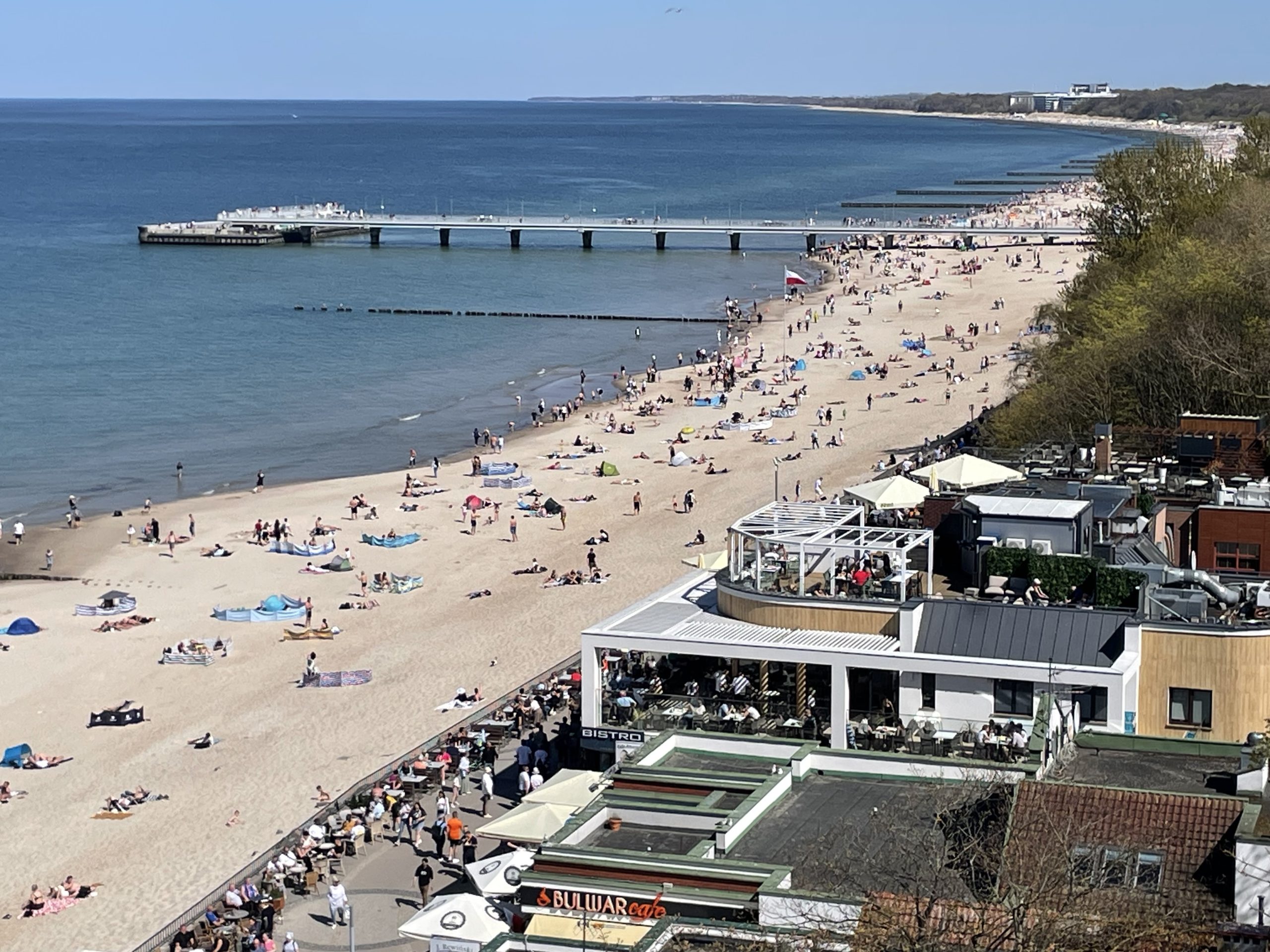 plaża w Kołobrzegu i wypoczywający nad morzem ludzie