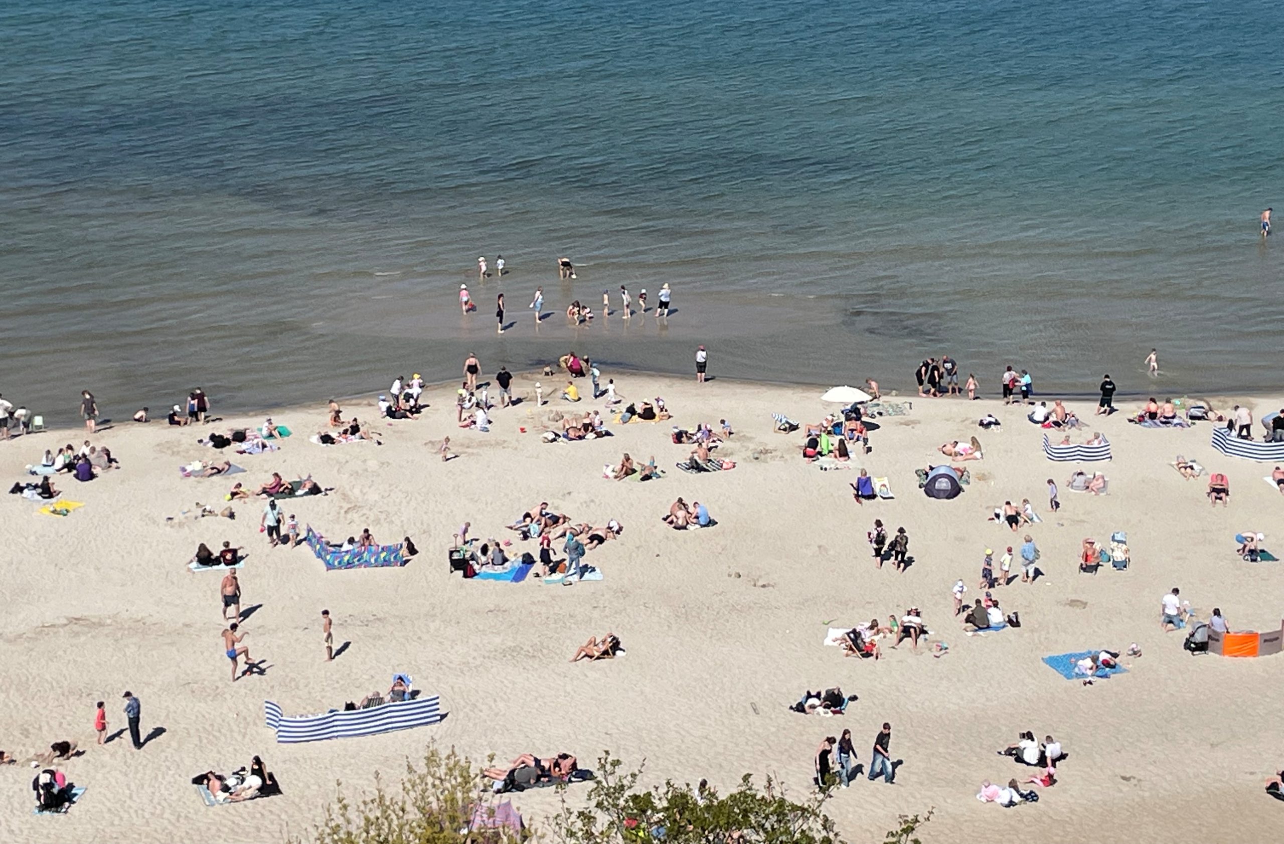 ludzie wypoczywają na plaży nad morzem