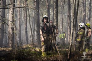 Walka z pożarem torfowisk trwa. Strażacy niestrudzenie bronią ponad 20 hektarów terenu