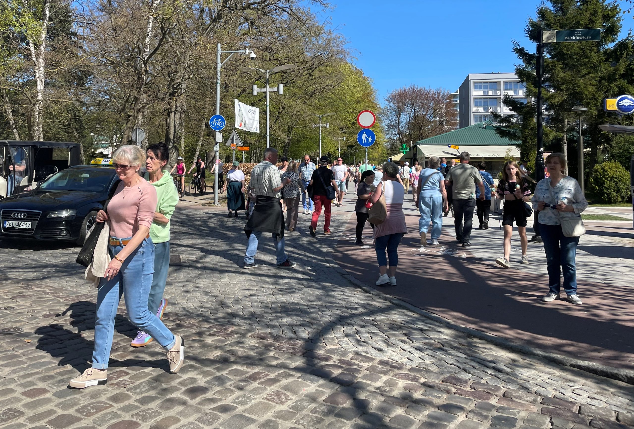 ludzie spacerują promenadą w Kołobrzegu podczas majówki