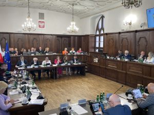 Prezydent Kołobrzegu z absolutorium. Jak głosowali radni?