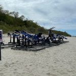 Siłownia plenerowa z widokiem na morze na plaży w Kołobrzegu