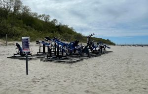 Siłownia plenerowa z widokiem na morze na plaży w Kołobrzegu