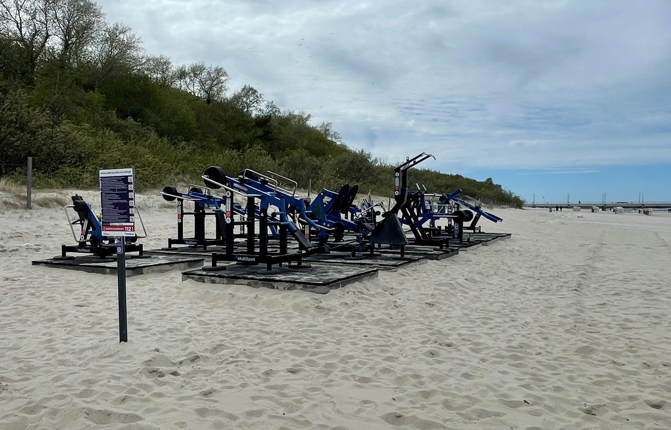 siłownia na plaży w Kołobrzegu z widokiem na morzem