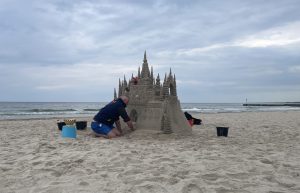 Sezon na zamki z piasku w Kołobrzegu otwarty. Grzegorz Pawelski znów zachwyca na plaży
