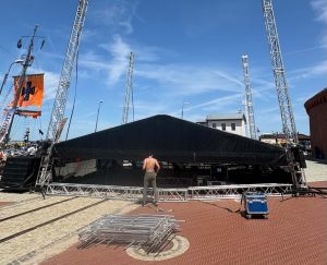 W porcie Pasażerskim stawiają dużą scenę. Jutro koncert