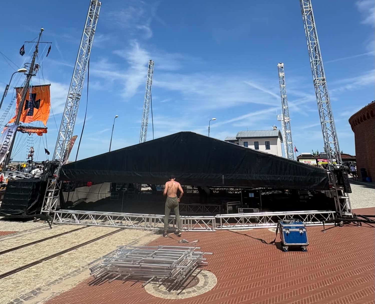 scena w porcie w Kołobrzegu, będzie koncert