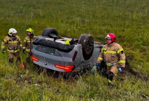 Dramatyczne sceny na S6. BMW dachowało poza jezdnią