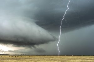 Alert pogodowy! Burze, silne porywy wiatru, lokalnie może spaść grad