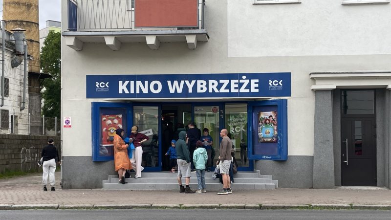 kino w Kołobrzegu, stoją przed nim ludzie