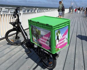 Żabka Jush testuje wakacyjną usługę w Kołobrzegu. To pierwszy nadmorski pilotaż
