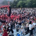 Na zdjęciu ludzie bawiący się podczas koncertu w amfiteatrze w Kołobrzegu