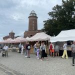 Jarmark Morski w Kołobrzegu. Rękodzieło i regionalne smaki pod latarnią morską