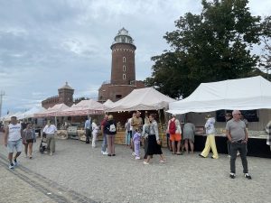 Jarmark Morski w Kołobrzegu. Rękodzieło i regionalne smaki pod latarnią morską