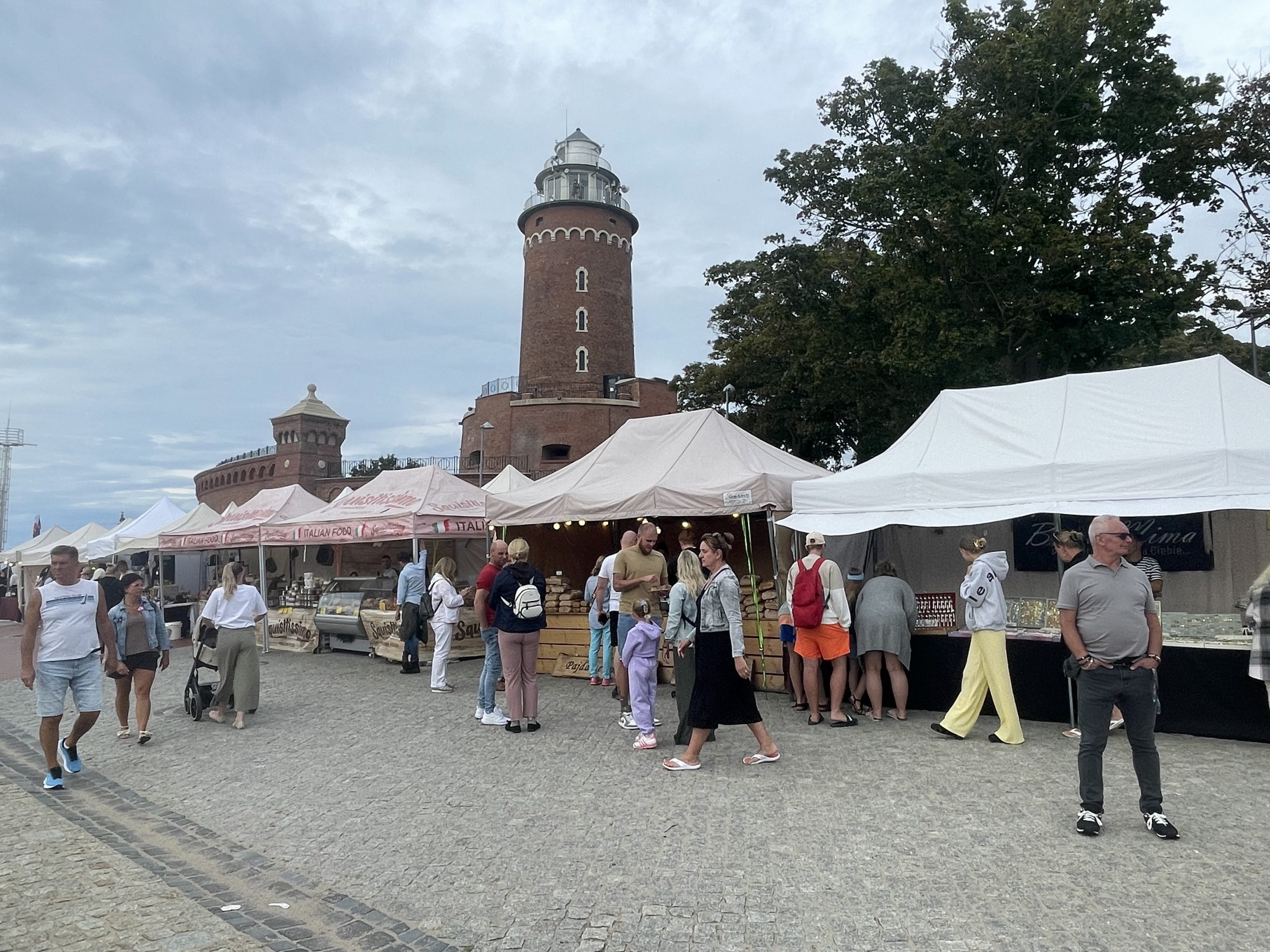 You are currently viewing Jarmark Morski w Kołobrzegu. Rękodzieło i regionalne smaki pod latarnią morską