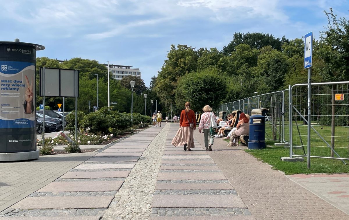 You are currently viewing „Zaaresztowane ławki” już wolne. Wykonawca szybko poprawił ogrodzenie