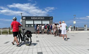 Alert pogodowy odwołany. Molo spacerowe w Kołobrzegu znów otwarte