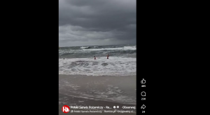Czerwona flaga, wysokie fale i ludzie w wodzie. Nagranie z Kołobrzegu obiegło internet